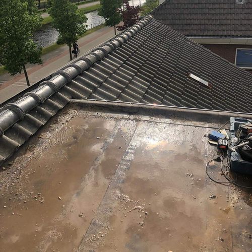 Een oude dakkapel met lekkages Een oude dakkapel in Schoonhoven