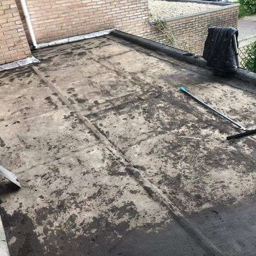 Schoonmaken van een plat dak in Schoonhoven Schoonmaken van een plat dak in Schoonhoven